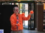 Clown jongliert