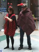 Lehrer:innen verkleidet als Käfer