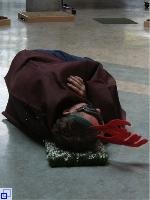 Kind stellt Käfer dar