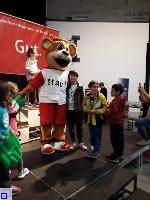 Abschlussfoto mit Maskottchen